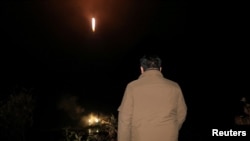 北韓官媒照片顯示領導人金正恩觀摩北韓2023年11月21日晚間 “成功發射”偵察衛星“萬里鏡－1”號。