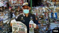 Tabloid dan botol plastik minuman asal Australia ditunjukkan petugas Bea Cukai di Terminal Petikemas Surabaya, 9 Juli 2019. (Foto: Petrus RiskiVOA) 