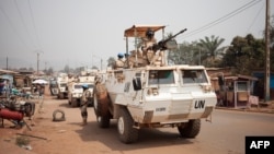 Les contingents égyptiens et portugais des Nations Unies patrouillent dans le quartier PK5 à majorité musulmane de Bangui, le 27 janvier 2018.