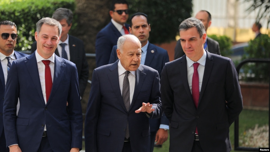 2023年11月24日，阿拉伯联盟秘书长艾哈迈德·阿布尔·盖特在埃及开罗会见西班牙首相佩德罗·桑切斯和比利时首相亚历山大·德克罗，讨论以色列和哈马斯之间持续不断的冲突。（路透社）(photo:VOA)