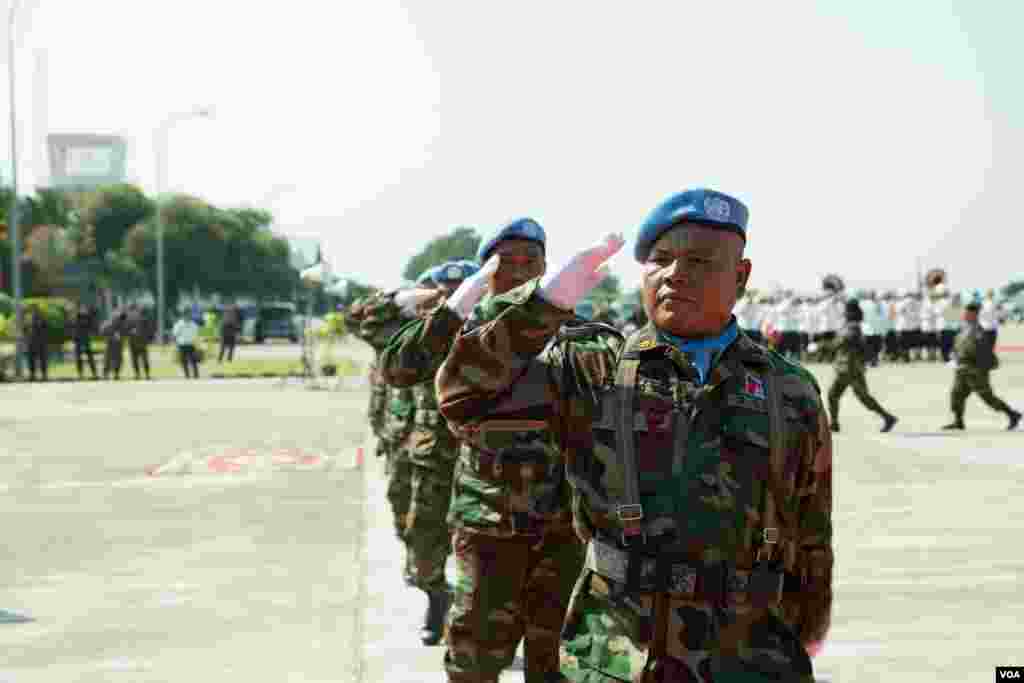 ទិដ្ឋភាព​ទូទៅ​ក្នុង​ពិធី​ជូនដំណើរ​កង​វិស្វកម្ម​លេ​ខ៥៩៤​ ទៅចូល​រួម​បេសក​កម្ម​រក្សា​សន្តិភាព​ក្រោម​ស្លាក​អង្គការ​សហ​ប្រជា​ជាតិ​ ​នៅ​សាធារណរដ្ឋ​អាហ្វ្រិក​កណ្តាល ​​កាល​ពី​ព្រឹក​ថ្ងៃ​សុក្រ​ ទី​០២ ខែ​ វិច្ឆិកា ឆ្នាំ២០១៨ ​នៅ​មូលដ្ឋាន​ទ័ព​អាកាស​ពោធិ៍​ចិន​តុង​ ​រាជធានី​ភ្នំពេញ ប្រទេស​កម្ពុជា។(ទុំ ម្លិះ/VOA)