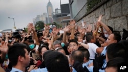 在香港政府总部大门外，抗议学生在警察换班之际与警察发生推搡，在被告知他们可以重新占据人行道后，学生退让。（2014年10月2日）