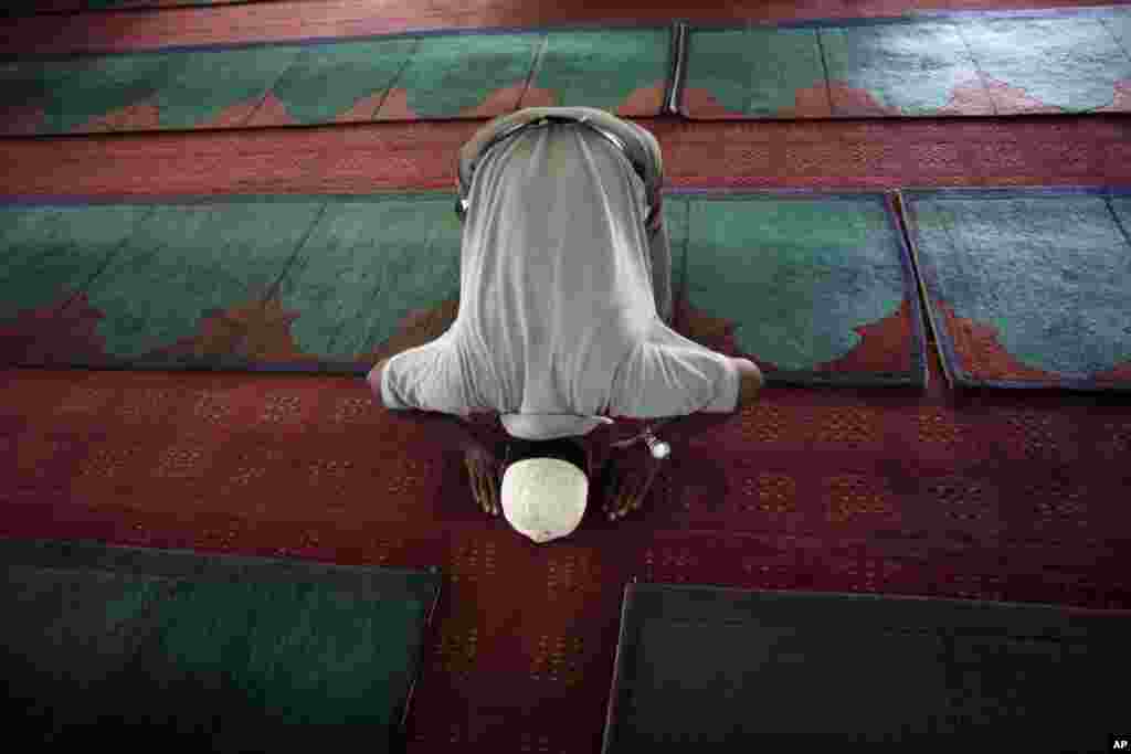 Seorang pria Muslim Nepal melakukan shalat di sebuah masjid di Katmandu. 