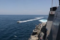 지난해 4월 호르무즈 해협에서 미군 유도미사일 구축함 폴 해밀턴 호에 이란 혁명수비대 선박들이 접근한 사진을 미 해군이 공개했다. (자료사진)