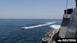 지난해 4월 호르무즈 해협에서 미군 유도미사일 구축함 폴 해밀턴 호에 이란 혁명수비대 선박들이 접근한 사진을 미 해군이 공개했다. (자료사진)