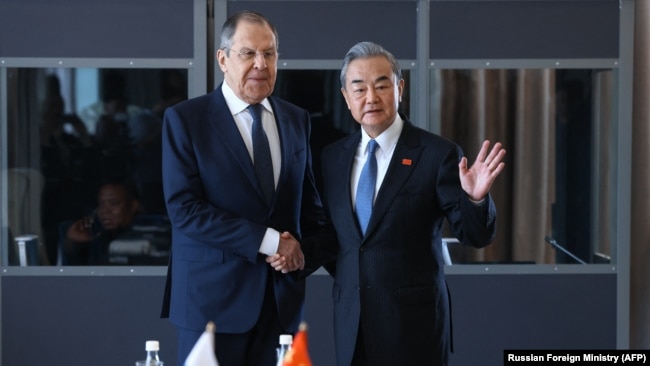 TỆP - Bộ trưởng Ngoại giao Nga Sergey Lavrov gặp Bộ trưởng Ngoại giao Trung Quốc Vương Nghị bên lề Hội nghị Bộ trưởng Ngoại giao G20 tại Johannesburg, ngày 20 tháng 2 năm 2025.