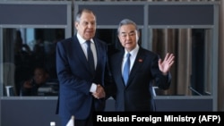 Menteri Luar Negeri Rusia Sergei Lavrov bertemua dnegan Menteri Luar Negeri China Wang Yi di sela pertemuan menteri luar negeri negara anggota G20 di Johannesburg, pada 20 Februari 2025. (Handout/Russian Foreign Ministry/AFP)