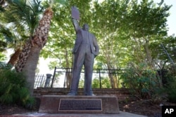 Mnamo June 17, 2020, picha, inaonyesha sanamu la mtu akishikilia sheria ya jimbo iliyofanya Juneteenth kuwa sikukuu ya jimbo huko Galveston, Texas. (AP Photo/David J. Phillip)