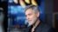L'acteur George Clooney parle à des journalistes à son arrivée à la première de la série 'Catch22', à Londres, le 15 mai 2019. (AP - Invision / Grant Pollard)