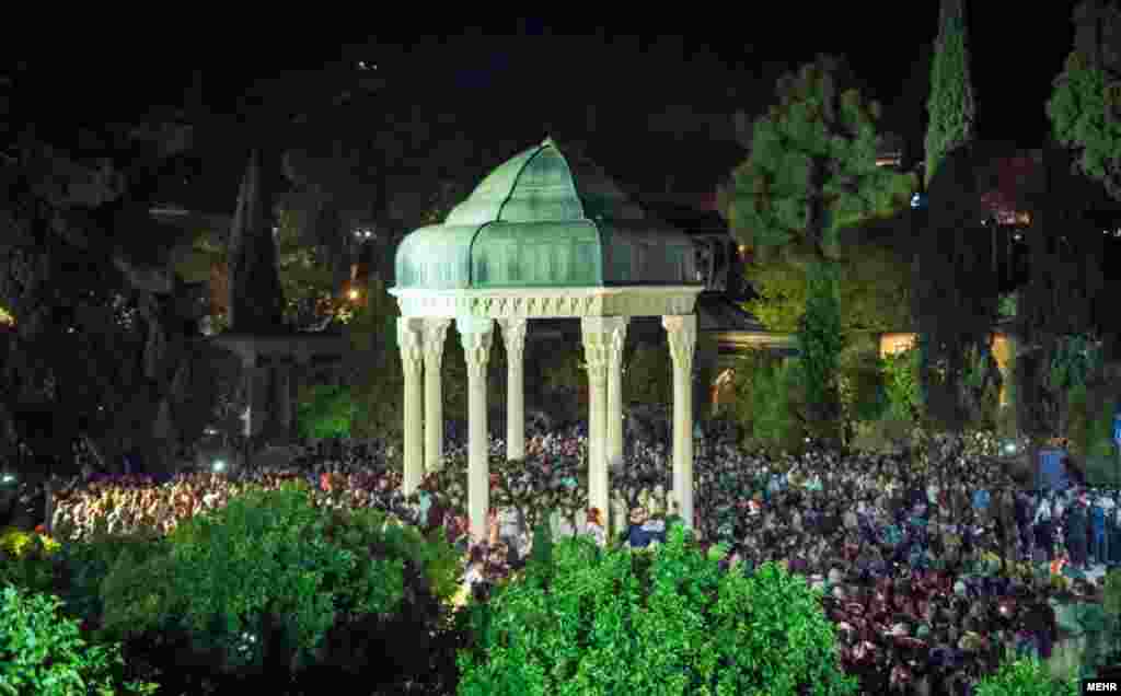 حافظیه شیراز در محاصره علاقمندان شاعر ملی ایران. تحویل سال ۱۳۹۷ شمسی در حافظیه شیراز عکس: امین برنجکار