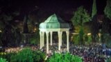 حافظیه شیراز در محاصره علاقمندان شاعر ملی ایران. تحویل سال ۱۳۹۷ شمسی در حافظیه شیراز<br />
عکس: امین برنجکار