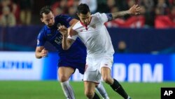 Vitolo de Séville, à droite, se dispute le ballon avec Danny Drinkwater de Leicester lors du match de 16es de finale de la Ligue des champions entre Séville et Leicester City au stade Ramon Sanchez-Pizjuan de Séville, Espagne, 22 février 2017. 