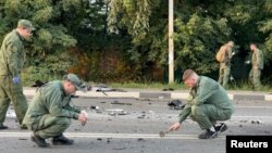 Penyelidik bekerja di lokasi dugaan serangan bom mobil yang menewaskan Daria Dugina, putri tokoh ultranasionalis Alexander Dugin. (Foto: Reuters)