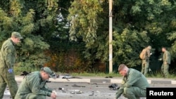 对普京有关键影响力的俄罗斯极端民族主义理论家亚历山大·杜金的女儿达莉娅·杜金纳(Darya Dugina)，星期六（8月20日）夜里在莫斯科城外被疑似汽车炸弹炸死。调查人员在爆炸现场收集废片和证据。