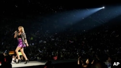 Taylor Swift tampil dalam Tur Dunia 1989 di Staples Center, Los Angeles, California (22/8).