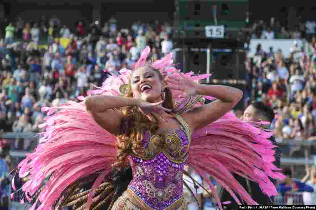 Segundo dia dos desfiles das escolas de samba do Grupo Especial, no sambódromo do Anhembi. Desfile da Rosa de Ouro