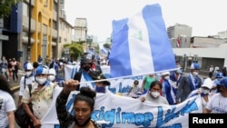Nicaragüenses exiliados en Costa Rica participan en una marcha denominada "Nicaragua no estás sola", contra el Gobierno del presidente nicaragüense Daniel Ortega y las próximas elecciones generales del 7 de noviembre, el 18 de julio 2021.