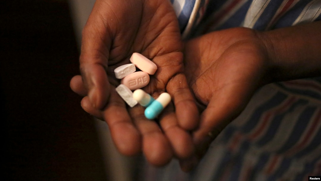 Seorang yang terjangkit HIV di Johannesburg, Afrika Selatan, menunjukkan obat antiretroviral (foto: dok).