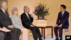 日本首相安倍2017年9月与一些被朝鲜绑架日本公民的家属会面(资料照片)