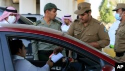 Autoridades sauditas realizaron los arrestos de presuntos terroristas la semana pasada.