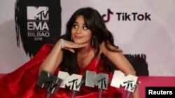 Camila Cabello posa con sus premios durante los MTV Europe Music Awards 2018 en el Centro de Exhibiciones de Bilbao. Bilbao, España, 4-11-2018. 