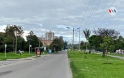 Algunas calles de la ciudad de Bogotá permanecen desoladas, el viernes 8 de enero. [Foto: Karen Sánchez, VOA]