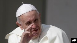 El papa Francisco saluda a los peregrinos reunidos para su audiencia general en la Plaza de San Pedro en Roma, el miércoles 30 de mayo de 2018.