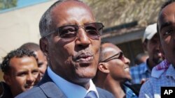 Le président Muse Bihi parle aux journalistes après avoir voté à Hargeisa, le 13 novembre 2017.