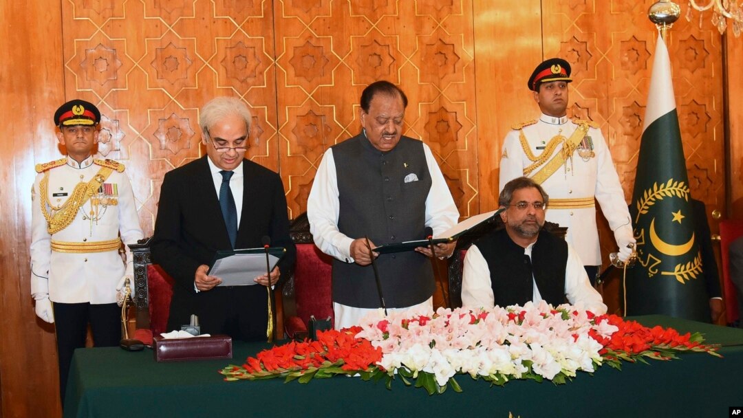 نګران وزيراعظم ناصرالملک د تېر حکومت د پينځه کاله مودې پوره کېدو وروستو د جون په لومړۍ نېټه سوګند پورته کړی ؤ.