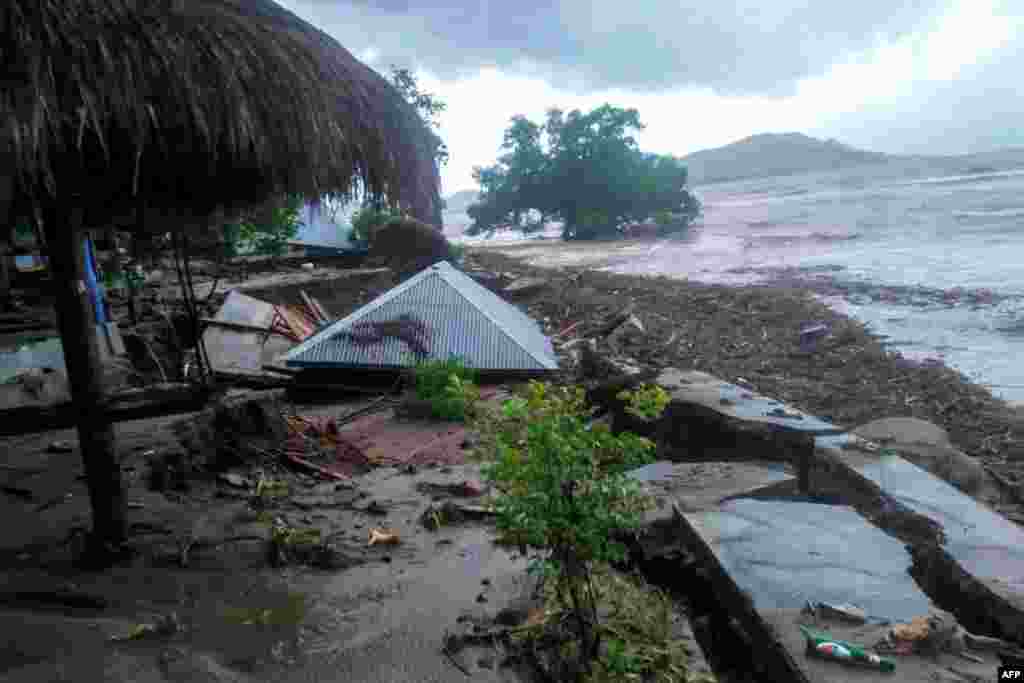 인도네시아 동플로레스군의 렘바타에 집중 호우로 홍수와 산사태가 발생하면서 주택들이 파손되고 최소 70명이 사망, 12명이 실종됐다. 