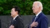 Presiden Korea Selatan Yoon Suk Yeol dan Presiden AS Joe Biden tengah mengheningkan cipta setelah meletakkan karangan bunga saat berkunjung ke Tugu Peringatan Veteran Perang Korea di Washington, AS, 25 April 2023. (Foto: AP)