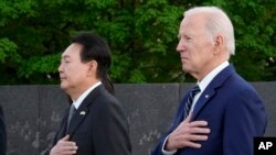 Presiden Korea Selatan Yoon Suk Yeol dan Presiden AS Joe Biden tengah mengheningkan cipta setelah meletakkan karangan bunga saat berkunjung ke Tugu Peringatan Veteran Perang Korea di Washington, AS, 25 April 2023. (Foto: AP)