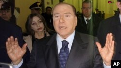 Mantan PM Italia Silvio Berlusconi berbicara kepada media di luar pengadilan kota Milan saat sidang pendahuluan tanggal 1 Maret 2013 lalu (foto: dok). 