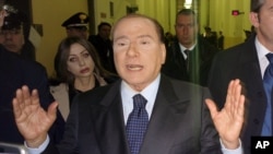 Mantan PM Italia Silvio Berlusconi memberi keterangan pers seusai sidang di pengadilan Milan, 1 Maret 2013. (Foto: dok).