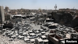 Menara al-Hadba di Masjid Agung al-Nuri (kiri), yang hancur di Mosul, Irak, 27 Juni 2017. (REUTERS/Erik De Castro).