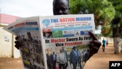 Lecture du quotidien Nation Mirror dans les rues de Juba le 27 avril 2016. (Photo d'illustration - AFP / Albert Gonzalez Farran)