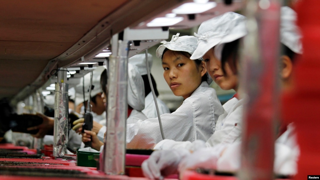 资料照：中国工人在富士康设在广东龙华的工厂里做工。 