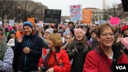 Crowds of people attend a rally before the Women’s March, studded with celebrities and lawmakers, in Washington, D.C., Jan. 21, 2017. (E. Sarai/VOA)