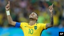 Le Brésilien Neymar, mains levées, semble dire une prière lors des tirs au but à la fin du match Brésil-Allemagne aux jeux Olympiques de Rio, au Brésil, 20 août 2016.