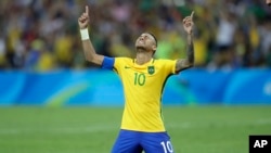 Pemain Brazil, Neymar, menangis saat berhasil memasukkan gol kemenangan dalam adu pinalti pertandingan sepakbola putra Olimpiade antara Brazil dan Jerman di stadion Maracana di Rio de Janeiro, 20 Agustus 2016. 