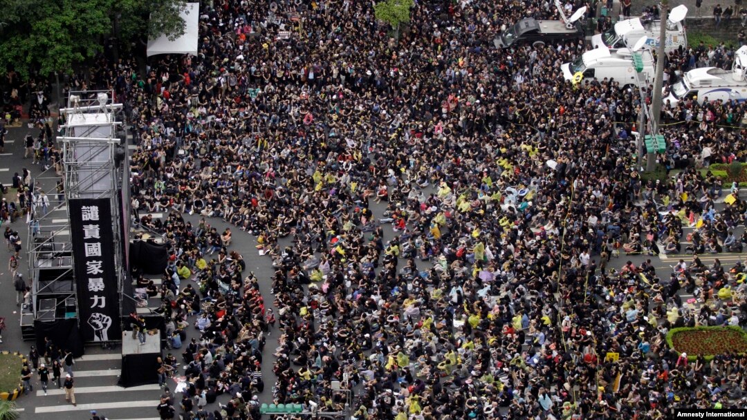 2014年3月30日，幾十萬人聚集在台灣總統府前，抗議總統馬英九和北京簽署的兩岸服務貿易協議。