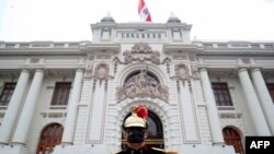 Foto publicada por la presidencia peruana a las puertas del Congreso, donde el presidente Martin Vizcarra entregará su discurso anual a la nación como parte de los procedimientos del Día Nacional en Lima el 28 de julio de 2020.