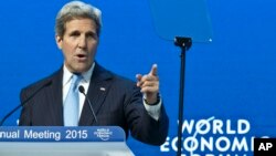 Menlu AS John Kerry saat berbicara pada Forum Ekonomi Dunia di Davos, Swiss hari Jumat (23/1).