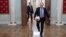 Tổng thống Nga Vladimir Putin chơi với 1 quả bóng sau cuộc gặp mặt với Chủ tịch FIFA Gianni Infantino tại điện Kremline ở Moscow hôm 25/11/2016.