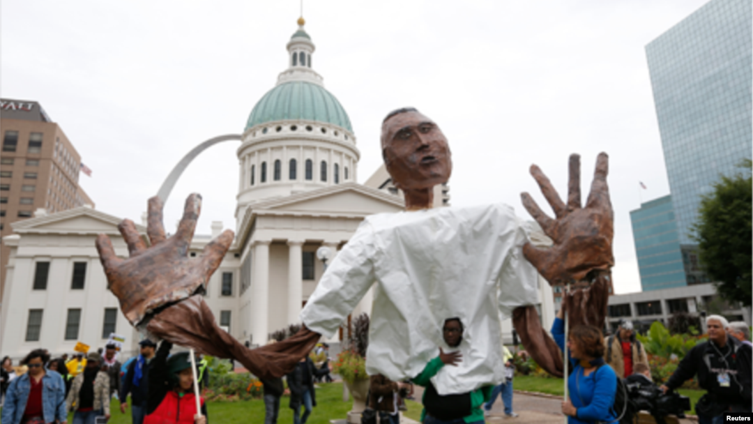 Para pendukung Michael Brown melakukan unjuk rasa di St. Louis, Missouri (foto: dok).