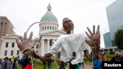 Para pendukung Michael Brown melakukan unjuk rasa di St. Louis, Missouri (foto: dok).