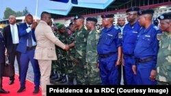 Président Félix Tshisekedi azali kopesa bakonzi ya mampinga mbote na libanda ya mpepo ya Goma, na Nord-Kivu, le 14 avril 2019. (Facebook/Pr♪0sidence de la RDC)