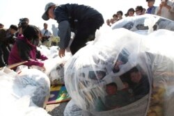 지난 2014년 한국 경기도 파주시에서 탈북자 단체 관계자들이 대북전단을 날려보내기 위해 준비하고 있다.