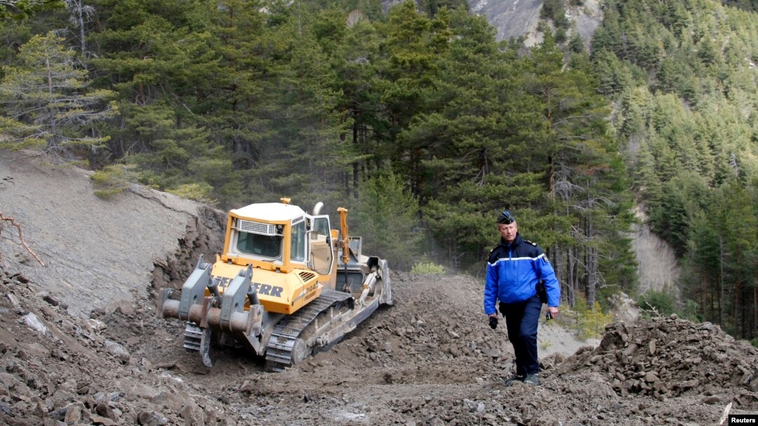 Sebuah buldozer meratakan lokasi kecelakaan pesawat Germanwings Airbus A320 dekat Seyne-les-Alpes, pegunungan Alpen, Perancis (foto: dok).
