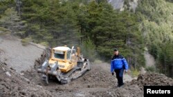 Sebuah buldozer meratakan lokasi kecelakaan pesawat Germanwings Airbus A320 dekat Seyne-les-Alpes, pegunungan Alpen, Perancis (foto: dok).